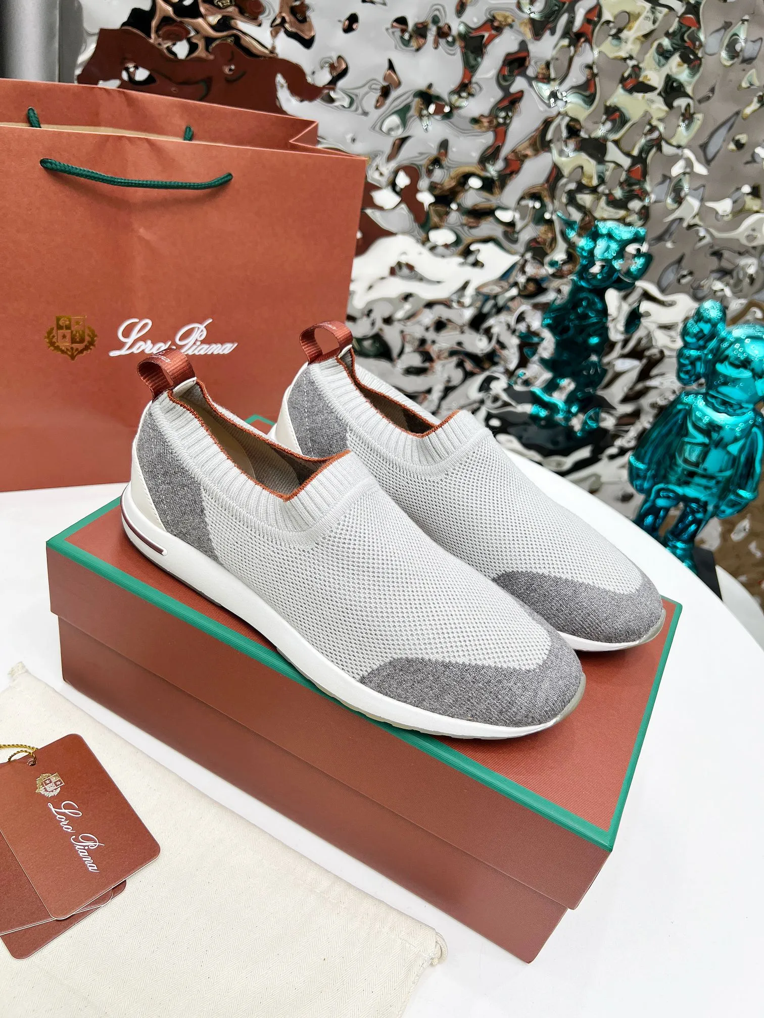👟👟Ex-factory price 440👟👟 Men’s size +10 🧨🧨🧨Loropiana’s new board is online! This product is made of imported nylon velvet and developed from original boards. It is light, comfortable and breathable, and is suitable for all seasons. Size: 35-41, (Note: 35 and 41 are not returnable or exchangeable),